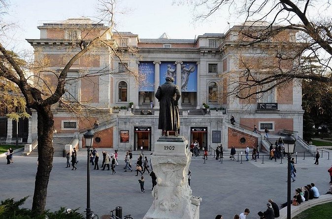 Private guided visit of Prado Museum of Madrid with official tour guide - Practical logistics that affect your experience