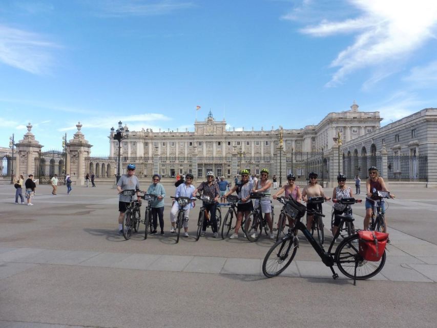 Private Madrid Bike Tour | Exclusive Guided Tour | From 30€ - Guides and languages: the difference between information and direction