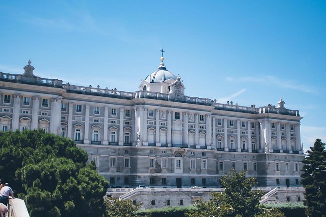 Private tour of the royal palace, private guide, fast entrance and pick up at the hotel. - Quick hits on this private Royal Palace experience