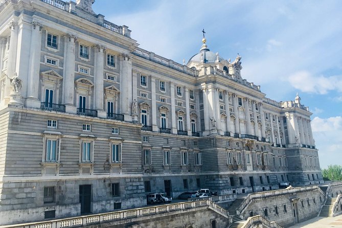 Private tour of the royal palace, private guide, fast entrance and pick up at the hotel. - Entering Madrid’s Royal Palace with less waiting and more focus