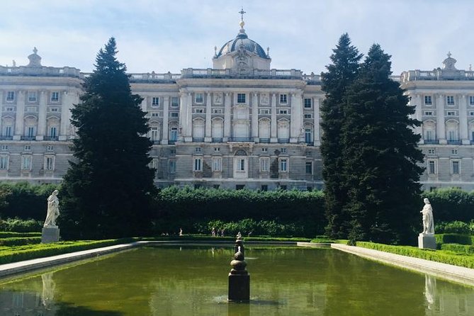 Private tour of the royal palace, private guide, fast entrance and pick up at the hotel. - Room-to-room pacing: great for families and first-timers