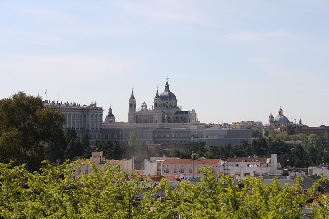 Private tour of the royal palace, private guide, fast entrance and pick up at the hotel. - Who this tour is best for