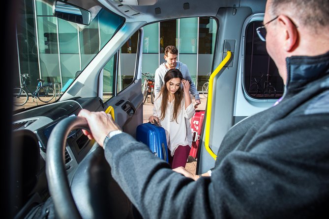 Private transfer departure from City Centre to Madrid Airport - Finding your driver at Madrid-Barajas: the sign trick