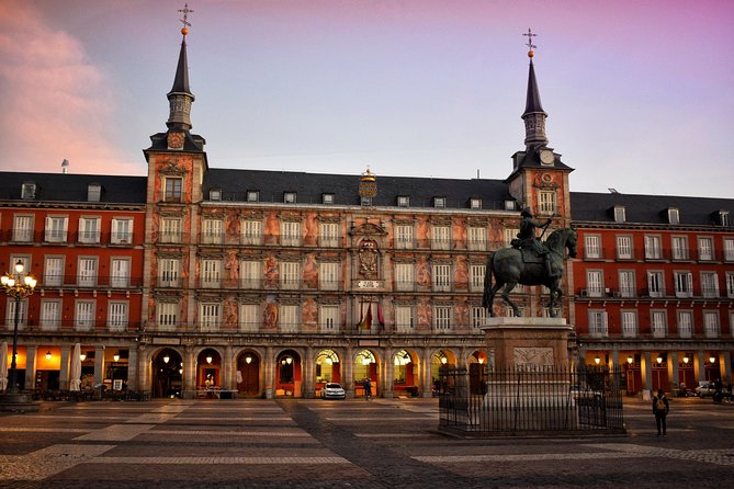 Private walking tour Madrid: Secrets and must - Plaza Mayor: the square that sets the tone
