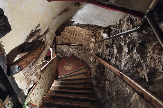 Private walking Tour: The oldest taverns of Madrid - Stop 3: Petit Palace Posada del Peine (1610) and the inns vs. taverns lesson
