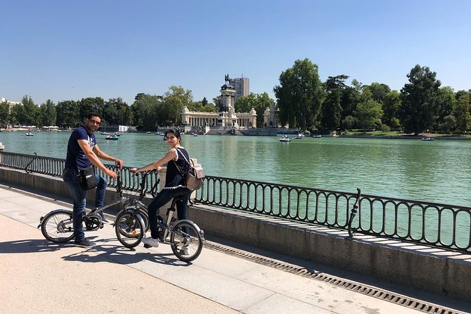 Retiro Park bike tour- Get transported to the XVI century - Guides, group size, and provided gear (what you should care about)
