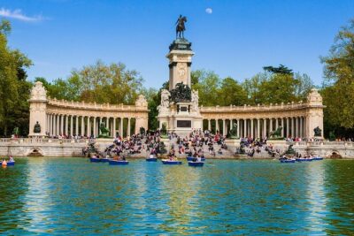 Retiro Park Walking Tour in Madrid - Getting oriented at the meeting point near public transport