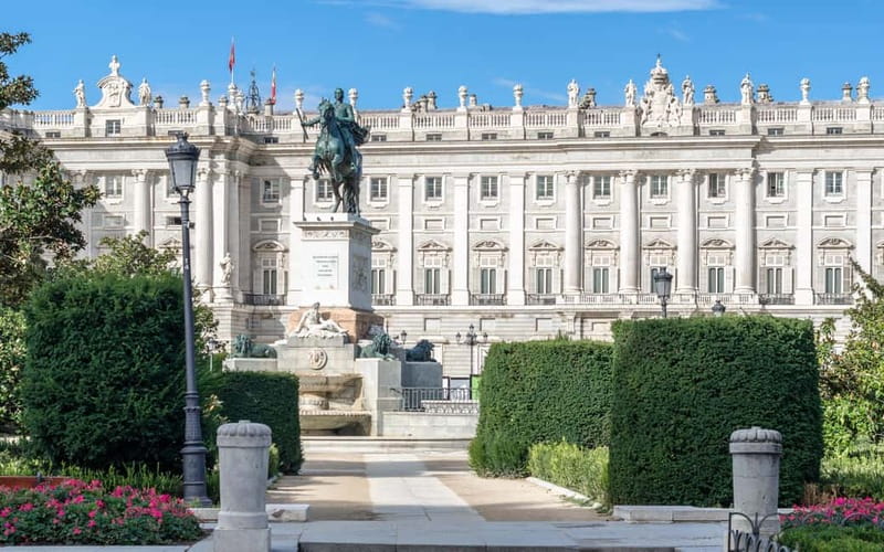 Royal Palace of Madrid: Private tour with entrance included - Who should book this private Royal Palace tour