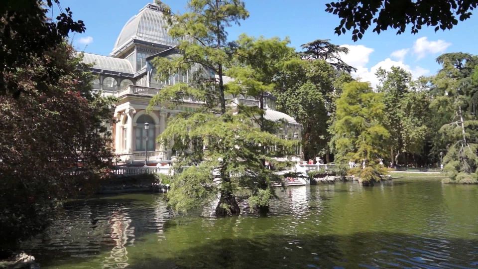 Royal Palace of Madrid Skip-the-Line and Retiro Park Tour - Guides and Group Pace: What to Expect From the Live Commentary
