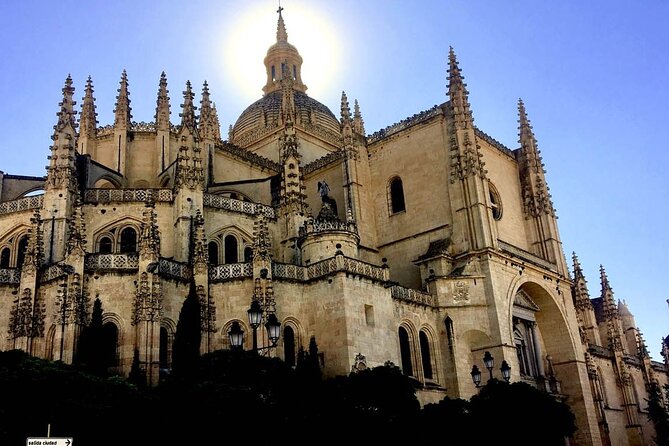 Segovia with Winery & Tasting Small Group Tour from Madrid - Hotel Claridge start time and what to wear
